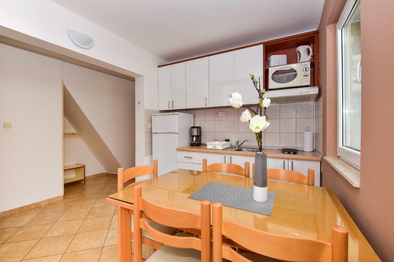 Vila Maslina Apartments Mit Pool Und Garten Nahe Am Strand Тучепи Экстерьер фото